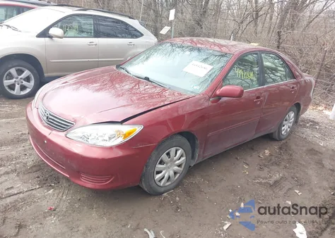 2005 Toyota Camry Le z USA, uszkodzony, nr VIN 4T1BE30K25U060371